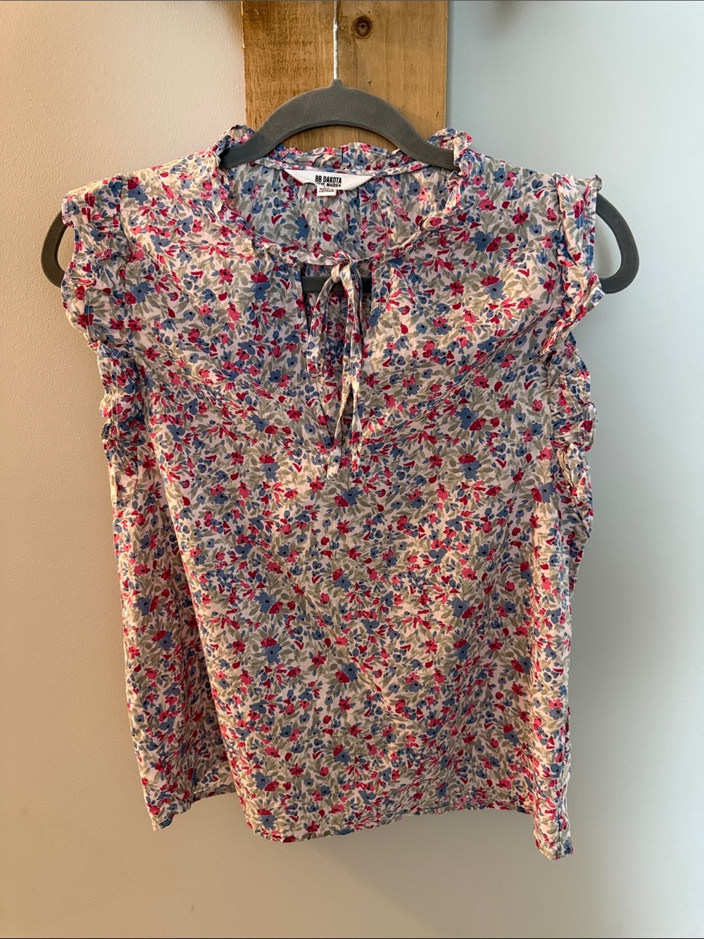 BB Dakota Steve Madden Pink and Blue Floral Tie-Neck Ruffle Sleeve Top, M
